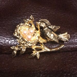 Goldtone Vintage Bird Nest Pearl Egg Pin